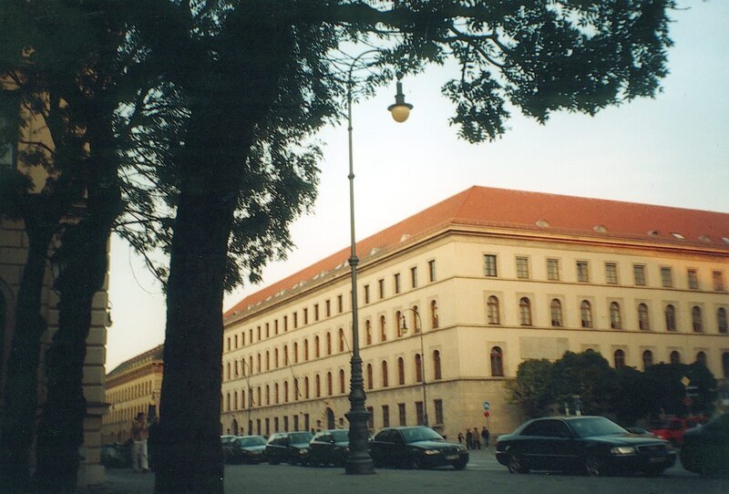 Das ehemalige Zentralministerium in der Ludwigsstrasse 2, in dem sich der Sitz des letzten Gauleiters von Bayern, Paul Giesler, befand. Heute beherbergt der Bau das Staatsministerium für Ernährung, Landwirtschaft und Forsten. – Bild: BR/​Biron