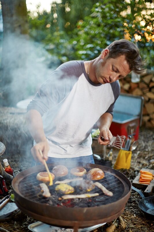 Mit ein paar Tricks und Tipps seines Kumpels wagt sich Jamie Oliver an den Grill, um den ultimativen Burger zu kreieren … – Bild: RTL