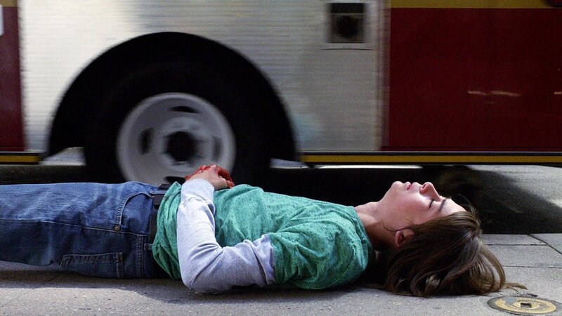 Der Teenager Nicky Harris (Bridger Zadina) wird mit einer gefährlichen Schussverletzung am Bauch mitten auf den Straßen New Yorks gefunden. – Bild: RTL Crime