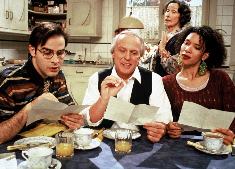 Ein Kettenbrief mit unerwarteten Folgen: Beat Marti als Bruno Caduff, Walter Andreas Müller als Hans Meier, Sandra Moser als Annekäthi Tobler, Trudi Roth als Tante Martha – Bild: SF