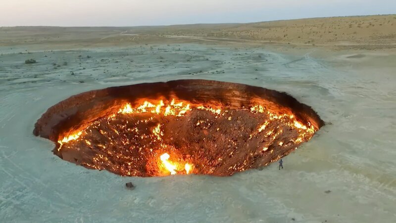 Eine der touristischen Hauptattraktionen in Turkmenistan ist „der Schlund zur Hölle“, ein brennender Krater in der Karakum-Wüste. – Bild: ZDF