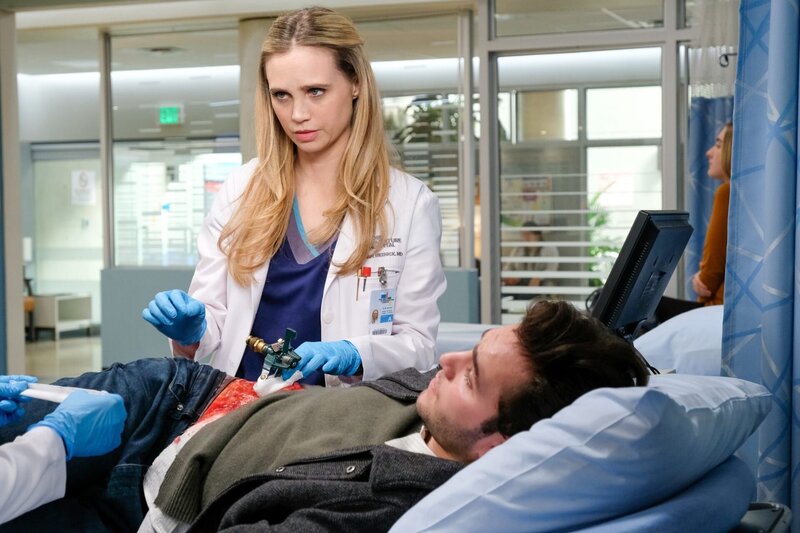 Dr. Morgan Reznick (Fiona Gubelmann) und Aiden Porter (Cameron Gellman) – Bild: ORF/​Sony Pictures/​ABC/​Liane Hentscher