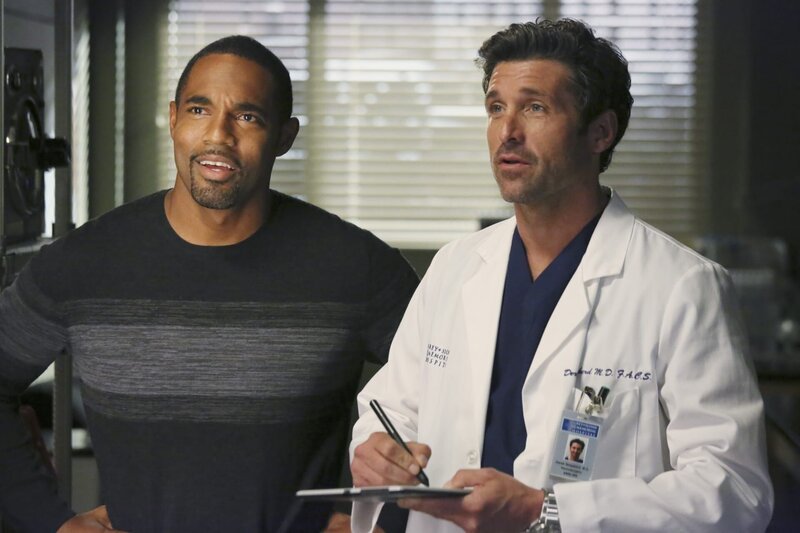 Noch bevor Ben (Jason Winston George, l.) Halloween mit seiner Familie feiern kann, hilft er Derek (Patrick Dempsey, r.) beim Basteln von Zolas Schmetterlingskostüm, wobei Derek auf eine neue Operationsmethode stößt … – Bild: American Broadcasting Companies, Inc. /​ Richard Cartwright