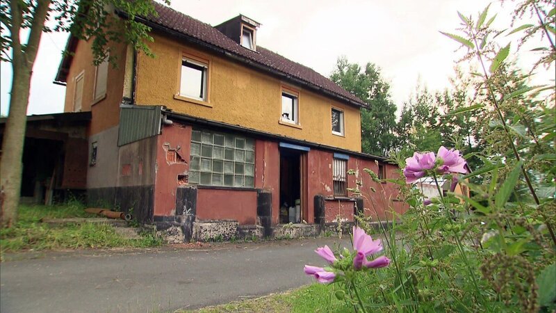 Durch Mietkauf ersteht die Hundefriseurin Stephanie ein Schnäppchenhaus im bayerischen Waldershof. – Bild: RTL Zwei