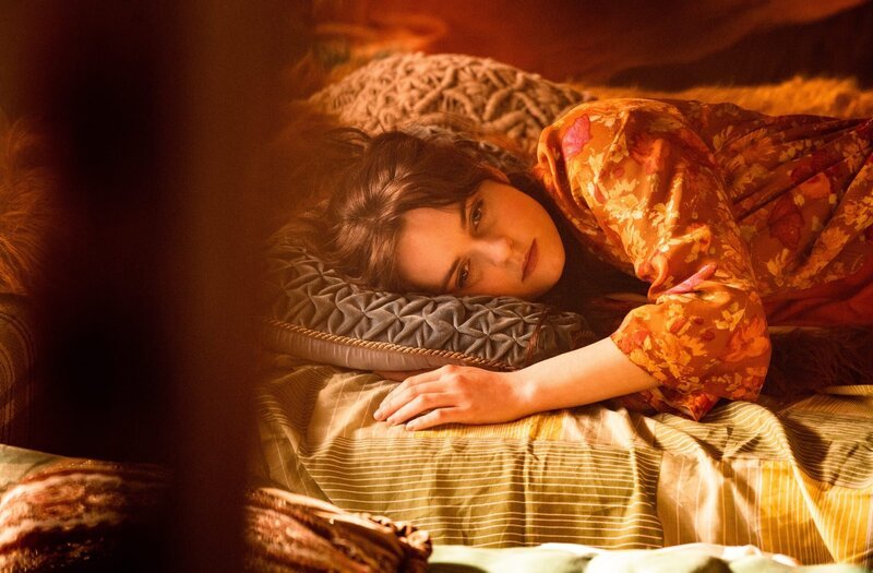 Gundel (Vanessa Loibl) erwacht und betrachtet die schlafende Sarah. – Bild: WDR/​UFA Fiction/​Martin Valentin /​ ZDF und WDR/​UFA Fiction/​Martin V