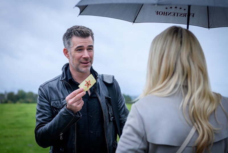 Yannik (Jo Weil, l., mit Vivien Wulf, r.) kann sich über einen der Hauptgewinne in der Tombola nicht recht freuen. – Bild: ARD/​WDR/​Christof Arnold