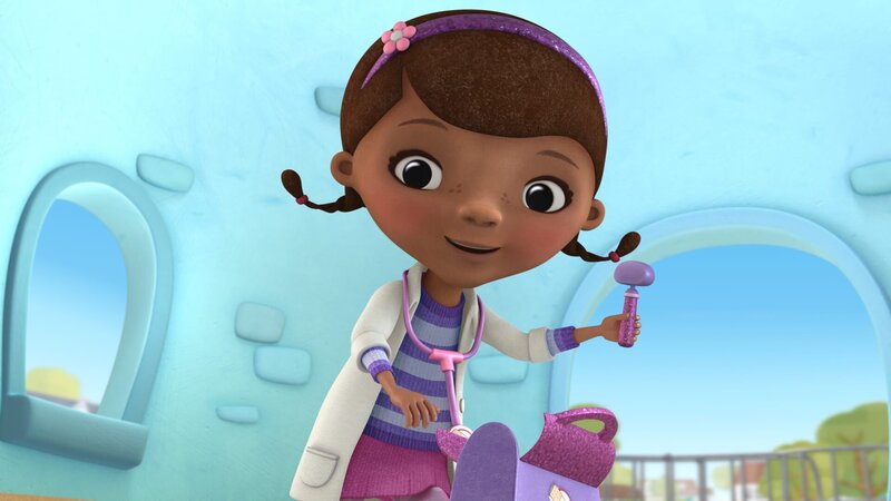 „Disneys Doc McStuffins, Spielzeugärztin“, „Wie ein Schluckauf /​ Die Schaufel klemmt.“ Wie ein Schluckauf: Doc McStuffins und Emmy wollen eine Musik-Show einstudieren. Dazu benötigen sie die Unterstützung des CD-Players Millie. Diese kann die gewünschte Musik aber nicht mehr so schön abspielen wie gewohnt. Immer wiederholt sie dieselbe Stelle. Spielzeugärztin Doc McStuffins muss herausfinden, woran das liegt.Die Schaufel klemmt: In der Sandkiste haben die Kinder großen Spaß. Leider wird beim Spielen Wills Bagger Riggo kaputt. Doc McStuffins macht sich gleich daran, Wills Lieblingsspielzeug zu heilen. Zunächst stellt sie bei Riggo ‚Sandschaufelitis‘ fest und weiß auch schon, was dagegen hilft. – Bild: Disney Media Distribution