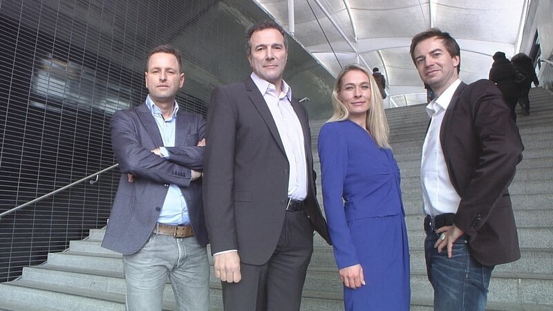 Jenseits der sachlich-nüchternen Juristerei setzen sich Alexander Hold (2.v.l.), Stephan Lucas (l.), Alexander Stephens (r.) und Isabella Schulien (2.v.r.) mit vollem Einsatz für Familien ein, die den Glauben an die Gerechtigkeit zu verlieren drohen … – Bild: SAT.1 Eigenproduktionsbild frei