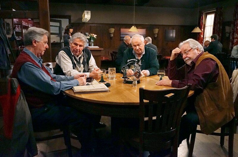 Hermann leidet sehr unter dem Streit mit Schorsch. Ein erster Annäherungsversuch am Stammtisch scheitert aber. v.li.: Schorsch (Friedrich Graumann), Leo (Horst Hildebrand), Josef Zimmermann (Luis Lamprecht), Hermann (Wolfgang Hepp) – Bild: SWR/​Krieg
