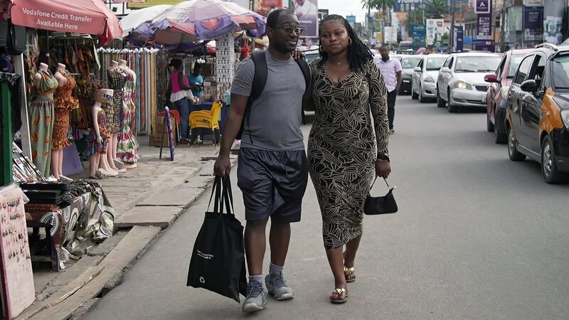 Niles Valentine and Matilda Nti link arms while walking down the street after shopping. – Bild: TLC