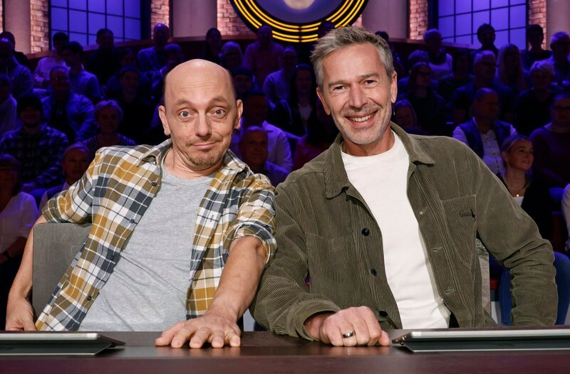 Rateteam-Kapitän Bernhard Hoëcker (l.) mit Journalist und Fernsehmoderator Dirk Steffens (r.) – Bild: ARD/​Morris Mac Matzen