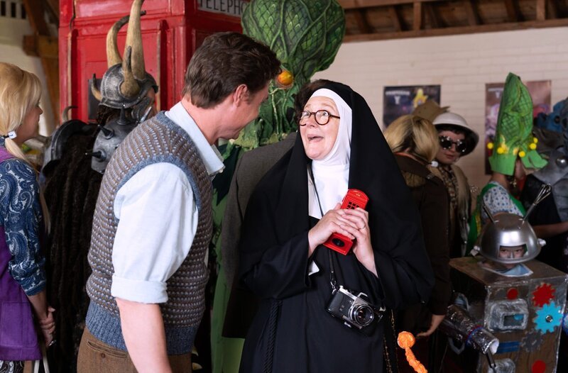 Di Sam Gillespie (Max Brown, l.) und Sister Boniface (Lorna Watson, r.). – Bild: WDR/​BBC Studios 2023/​Gary Moyes