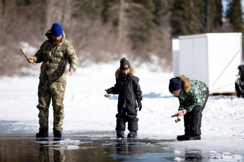 Kaleb Rowland bringt seinen Kindern Gilbert und Elovie das Eisfischen bei. (National Geographic/​Sean Odom) – Bild: Sean Odom /​ National Geographic /​ National Geographic/​Sean Odom