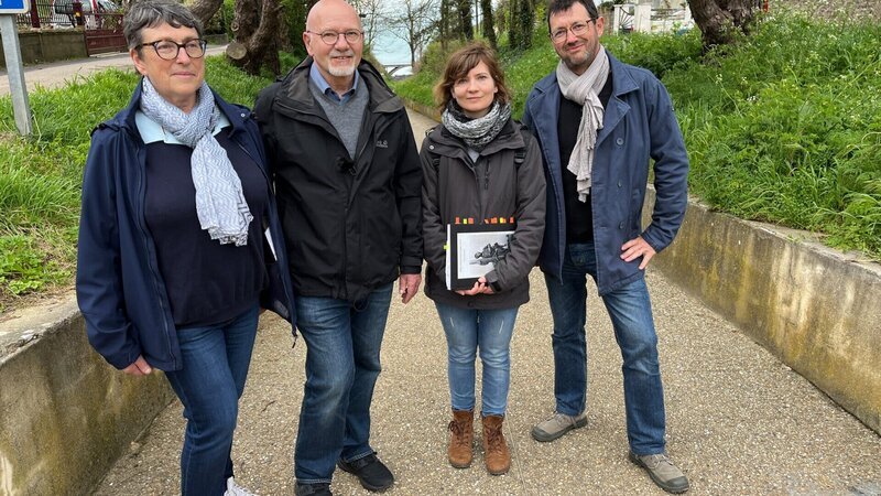 Am Eingang zur Schlucht von Grainval treffen Elena und Bernhard Schnabel Philippe Lefebvre und seine Schwester Agnès Bourgoin. Sie sind Enkel des Franzosen, der 1945 den Kriegsgefangenen Josef Schnabel bei sich aufnahm. – Bild: ZDF und WDR, Kigali-Films