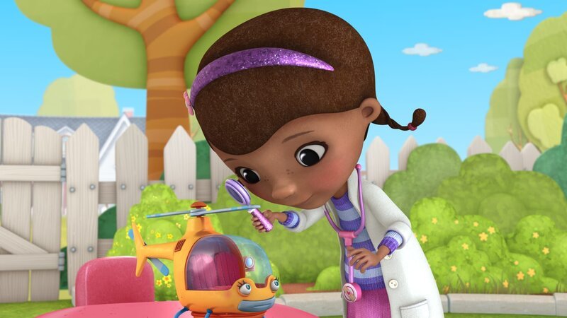 Doc kümmert sich um Rettungshubschrauber Ronda, denn dieser kann nicht starten. Schnell ist die Ursache gefunden: Ein ¤stchen hat sich im Propeller verfangen. – Bild: Disney Junior
