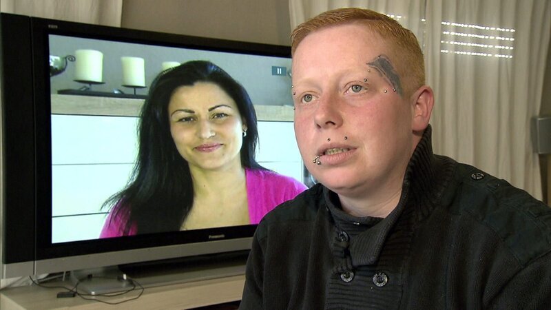 Die 28-jährige Claudia (re.) schaut sich Jasmins Videobotschaft aufmerksam an – Bild: RTL II