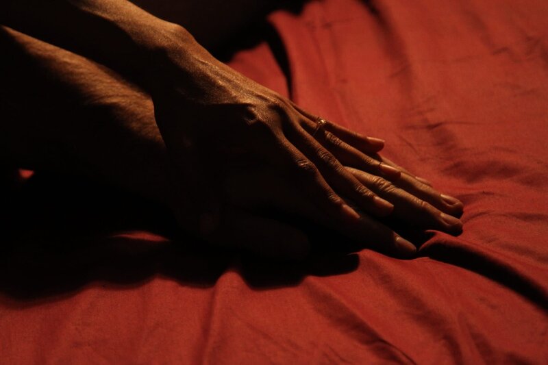 LOS ANGELES, CALIF.- A couple’s hands in bed together. – Bild: National Geographic