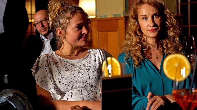 Sonja Schwarz (Chiara Schoras, re.) und ihre Tochter Laura Schwarz (Charleen Deetz) im Restaurant. – Bild: ARD Degeto/​Hans-Joachim Pfeiffer