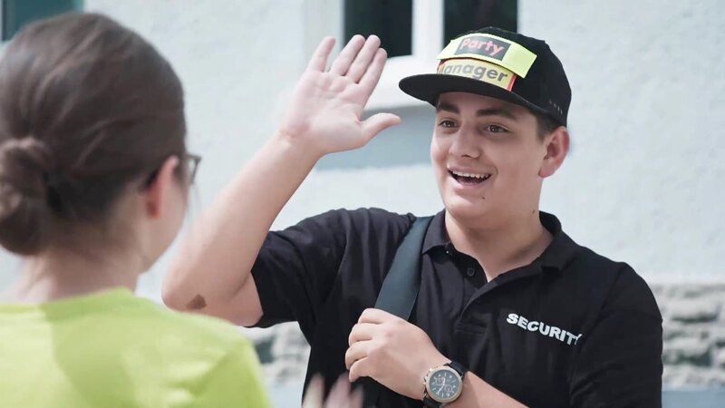 Orkan (Flavius Budean) ist schon mal dabei und hilft Rosa bei den Partyvorbereitungen. – Bild: MDR/​Saxonia Media