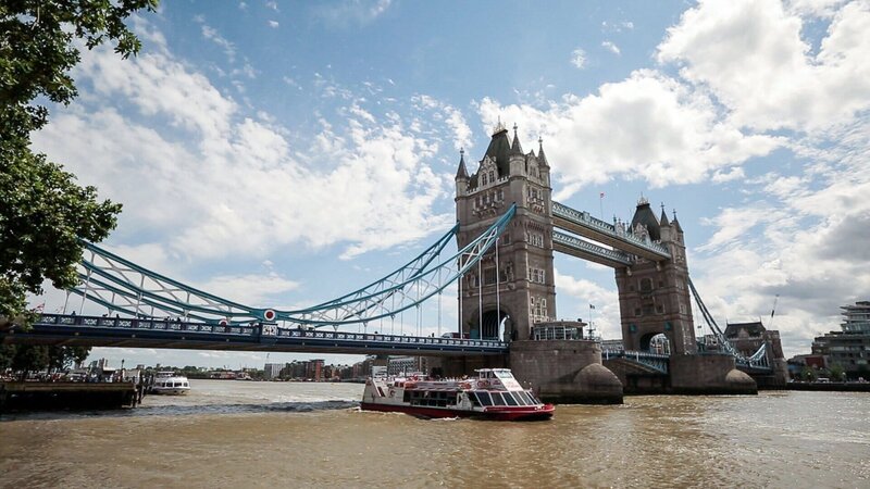 Die berühmteste Brücke Großbritanniens: Die Tower Bridge quert die Themse mitten in London. Weitere Fotos auf Anfrage. – Bild: SRF/​NDR/​André Lex
