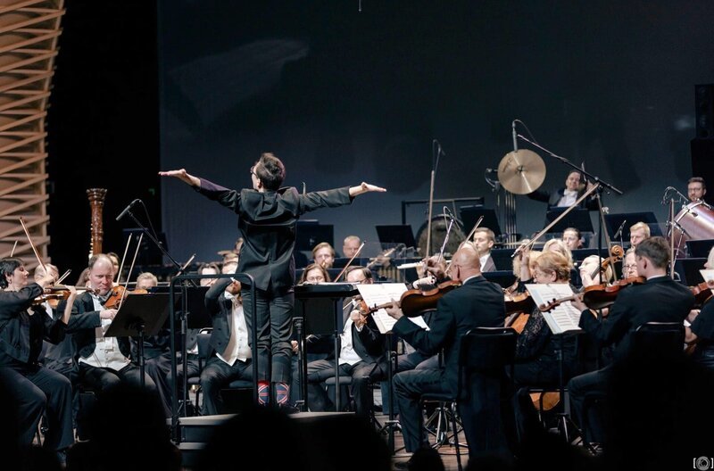 In der Konzerthalle GORS in Lettland präsentiert Tarmo Peltokoski gemeinsam mit dem Lettischen Nationalen Symphonieorchester ein eindrucksvolles Programm mit Werken von Gustav Holst, Ralph Vaughan Williams und Arturs Maskats. – Bild: Janis Porietis