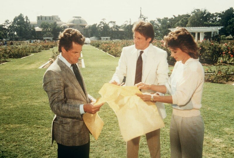 Lee (Bruce Boxleitner, M.) und Amanda (Kate Jackson, r.) mit der zerrissenen Unabhängigkeitserklärung. Wird der Restaurator Chamberlain (Ben Murphy, l.) sie wieder herstellen können? – Bild: CBS Television