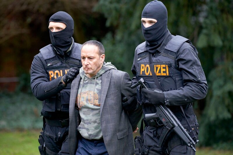 Semir wird verhaftet. – Bild: RTL /​ Guido Engels
