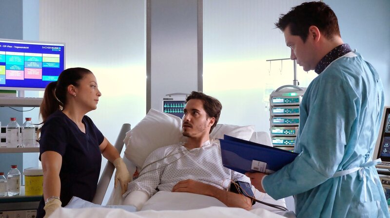 Dr. Brentano und Schwester Arzu müssen Max Volkmann klar machen, dass er seinen kompletten Arm verlieren wird, wenn er nicht aufhört Aufputschmittel zu nehmen. – Bild: MDR/​Saxonia Media/​Kiss