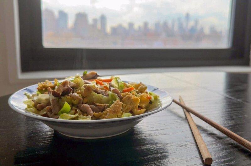 Eine chinesisch-amerikanische Spezialität: Zunächst wird das fein geschnittene Schweinefleisch mariniert, dann mit Eiern, Kohl, Möhren, Frühlingszwiebeln und Ingwer frittiert und zum Schluss in Pfannkuchen gefüllt. – Bild: Elephant Doc