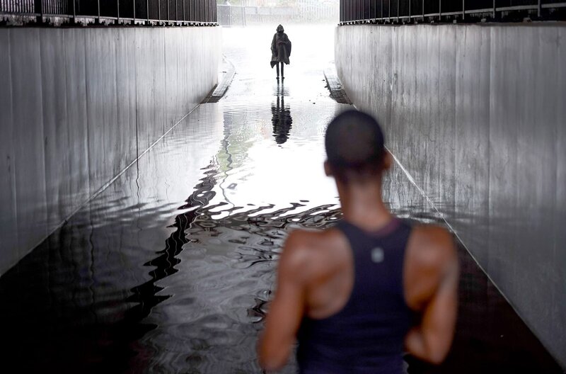 Kate (Michaela Coel, re.) ist es noch nicht gelungen, die Dämonen ihrer traumatischen Vergangenheit abzuschütteln. Bald wird sie sich ihnen stellen müssen. – Bild: Des Willie