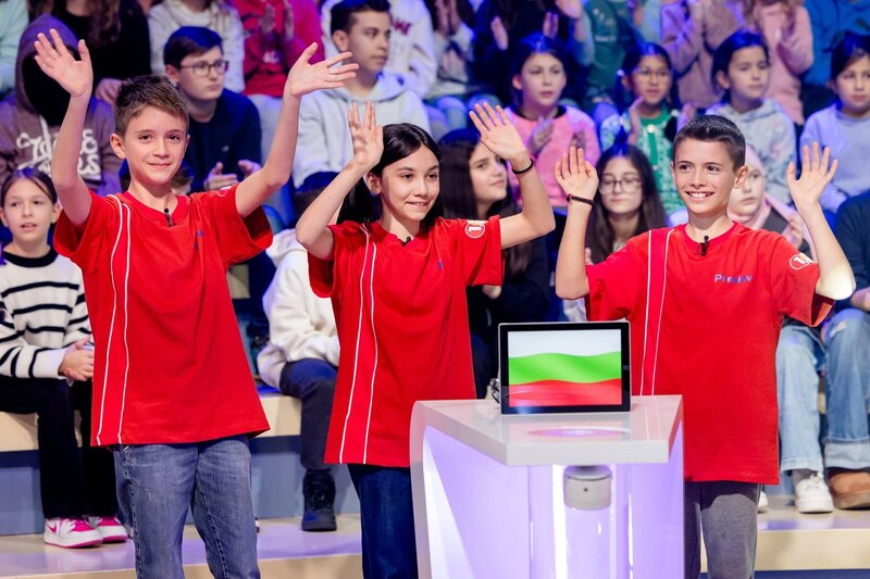 Das rote Team aus Sofia/​Bulgarien freut sich auf die Aufnahme. – Bild: ZDF/​Nadine Rupp