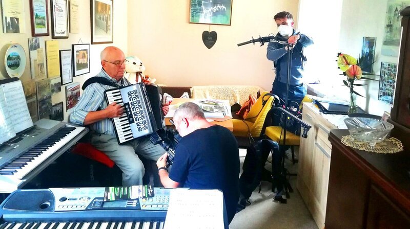 Roland Tümmler, Musiker und Komponist des Leitermacherliedes mit Kamerateam – Bild: MDR/werkblende Roland Tümmler, Musiker und Komponist des Leitermacherliedes mit Kamerateam – Bild: MDR/werkblende