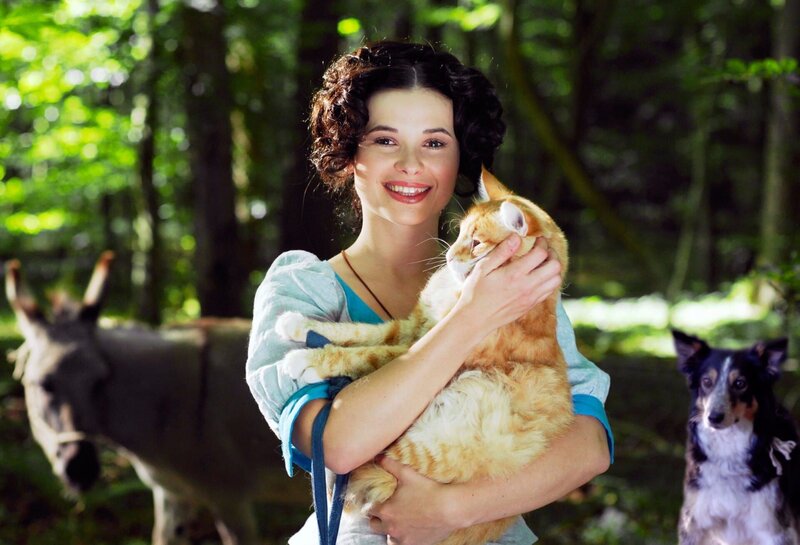 Bauerntochter Lissi (Anna Fischer) mit den Bremer Stadtmusikanten auf der Flucht vor ihren strengen Eltern. – Bild: Radio Bremen