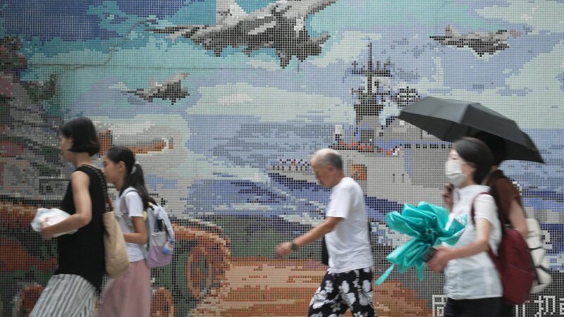 Menschen vor Mosaik in Taipeh. – Bild: SRF/​3sat