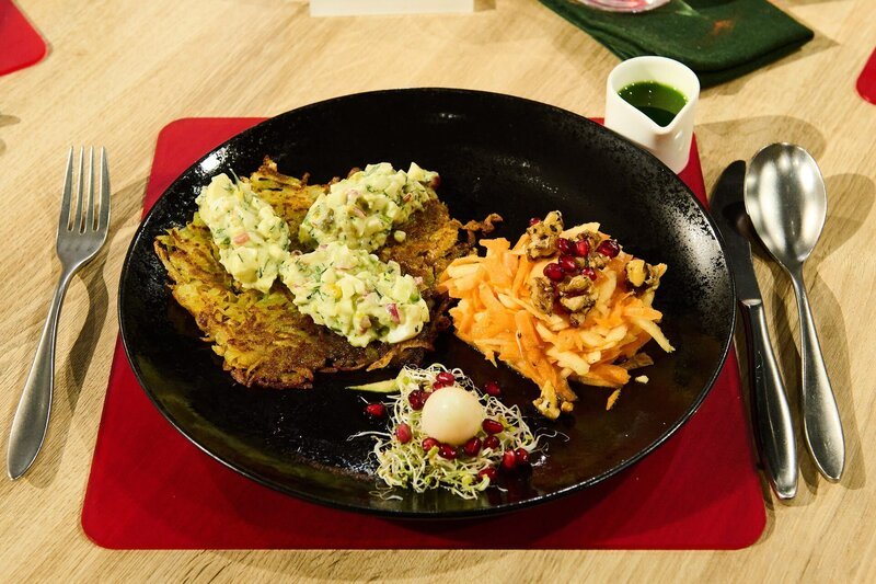 Tagesmotto „Mein Ostergericht“: Kartoffelrösti mit Avocado-Eier- und Apfel-Karottensalat, Schnittlauchöl, karamellisierten Walnüssen und Wachtelei im „Osternest“ von Lea Thomssen – Bild: ZDF und Gunnar Nicolaus