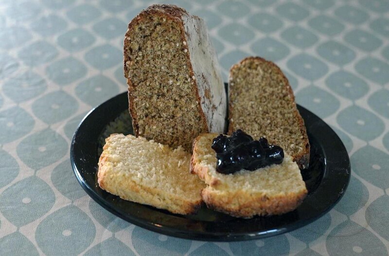 Irisches Brown Bread und Scones: Für das Schwarzbrot werden Vollkornmehl und Buttermilch verrührt, die Scones werden aus Weißmehl, Zucker, Butter, Eiern und Milch hergestellt. – Bild: Elephant Doc