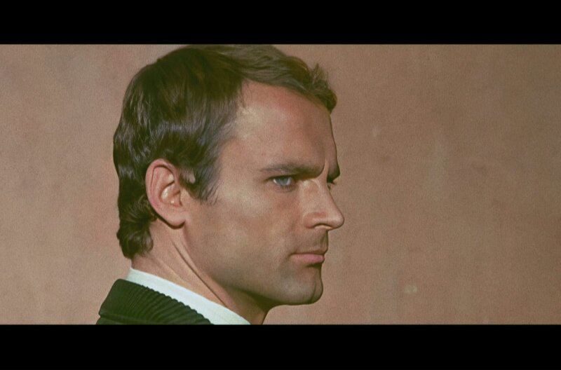 Privat ist Terence Hill das Gegenteil von dem, was er in seinen Rollen verkörpert: bescheiden, öffentlichkeitsscheu und geprägt von christlichen Werten. – Bild: MDR Dokfilm (Grafiker: Oliver Karsitz)
