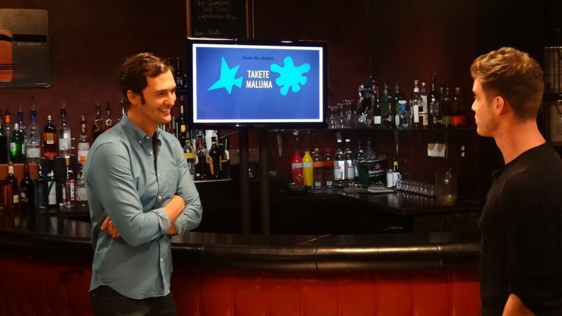 New York, NY – Host Jason Silva displays a slide with two shapes and asks volunteers, which one they think should be called Takete and which one should be called Maluma. Almost all of the volunteers said the shape on the left is Takete, explaining that it seemed to „fit“ with the jagged and angular nature of the shape. Jason explains that this is due to the brain’s association of angular shapes with shaper sounds.  (photo credit:  NGT/​Ben Spanner) – Bild: FOX Networks /​ NGT /​ NGC