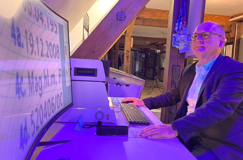 Dokumentenexperte Rolf Fauser nutzt künstliche Intelligenz um Fälschern auf die Spur zu kommen. – Bild: SWR