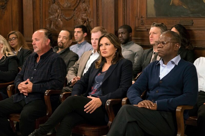 2. Reihe von links: Odafin „Fin“ Tutuola (Ice T), Jeff Philips (Andy Powers), Dominick „Sonny“ Carisi (Peter Scanavino) und Olivia Benson (Mariska Hargitay, M.) – Bild: Mediengruppe RTL