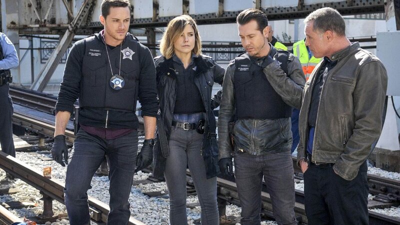 V.l.: Jay Halstead (Jesse Lee Soffer), Antonio Dawson (Jon Seda), Erin Lindsay (Sophia Bush), Hank Voight (Jason Beghe) – Bild: RTL /​ NBC Universal