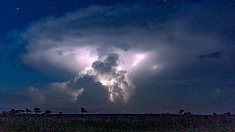 Während der Regenzeit kommt es in der Masai Mara zu eindrucksvollen Gewittern. – Bild: NDR/​Reinhard Radke