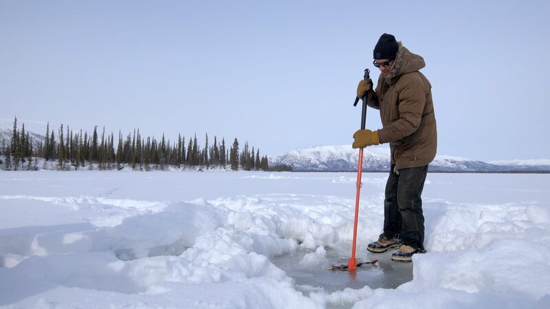 Johnny Rolfe angelt im Winter auf dem Eis. (National Geographic) – Bild: National Geographic