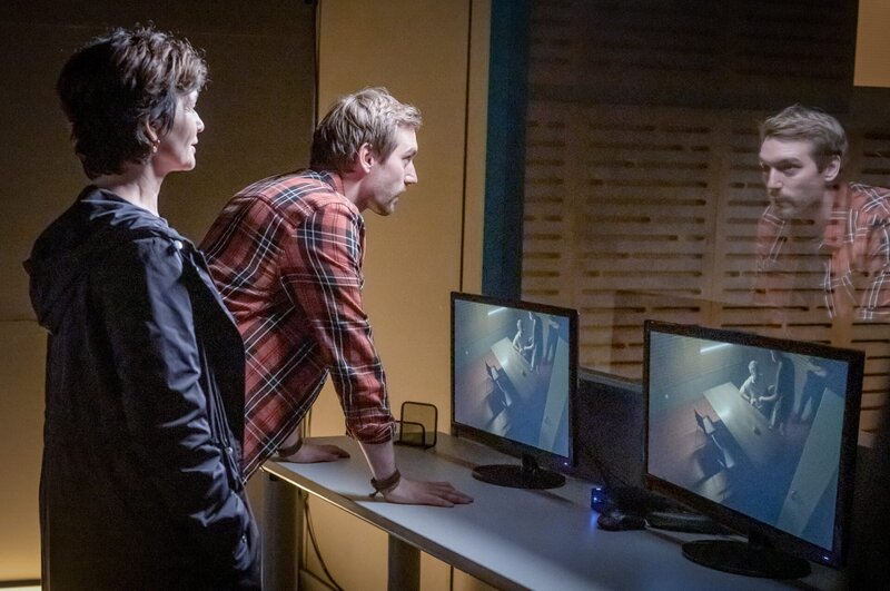 Johanna „Joe“ Haizinger (Katharina Stemberger) und Ben Halberg (Daniel Gawlowski) vermuten Habgier und Konkurrenzkampf in der Firma, da eben erst das gehypte Spiel „The Mission 2 – A Samurais Journey“ veröffentlich wurde und es um viel Geld geht. – Bild: ZDF und Stefanie Leo