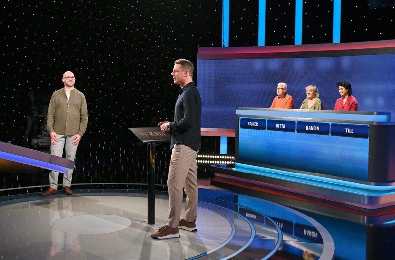 Moderator Alexander Bommes (M.) mit den Kandidaten: Till Umbach (l.) Rainer Erdmann (3.v.r.), Jutta Fuhrländer (2.v.r.) und Rangin Dalu (r.). – Bild: ARD/​Uwe Ernst
