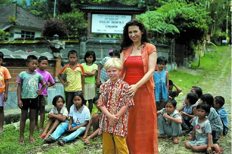 Isabel Ajun (Brigitte Karner) verlässt mit ihrem kleinen Sohn Jakob (Sebastian Gülck) ihre Heimat Bali, um sich nach langen Jahren endlich wieder mit ihrem Vater Alfred zu versöhnen. – Bild: Romance TV