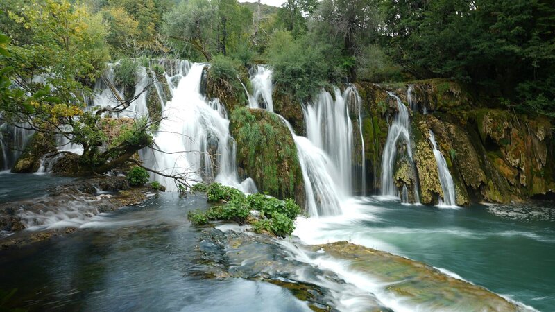 Wasserfall im Una Nationalpark. – Bild: ZDF und HR/​Felix Leichum
