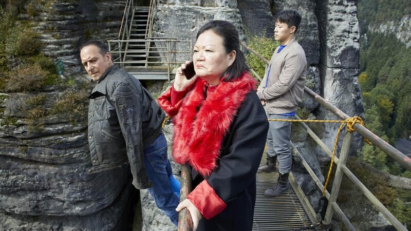 Semir (Erdogan Atalay, l.) hat Ärger mit der vietnamesischen Zigaretten-Mafia. Chefin Ling Ma (Soogi Kang) droht ihn in die Tiefe stürzen zu lassen. – Bild: Foto: MG RTL D /​ Guido Engels