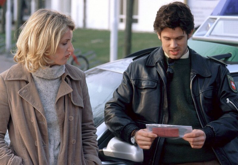 NDR Fernsehen TATORT, „Sonne und Sturm“, Charlotte Lindholm (Maria Furtwängler) hat einen weiteren anonymen Hinweis erhalten. Der Dorfpolizist Thilo (Steffen Groth) wundert sich nicht. – Bild: NDR/​Marion von der Mehden