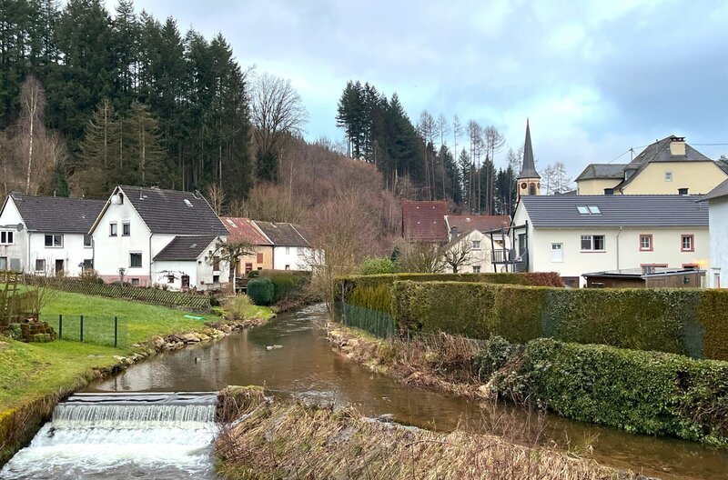 Aus Eisenschmitt in der Eifel kommen die roten Teppiche für Staastsempfänge. – Bild: SWR